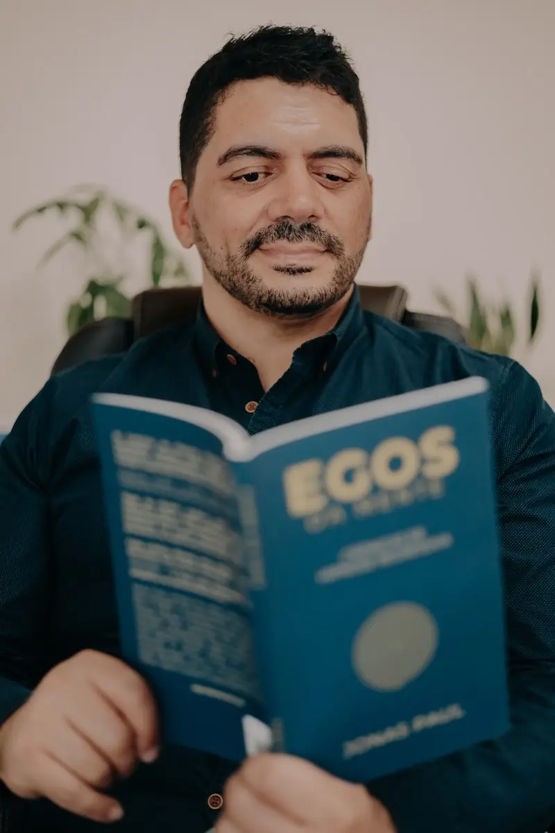Jonas Paul Hipnoterapeuta do Livro Egos da Mente, crónicas de hipnose regressiva, livro de hipnoterapia no porto